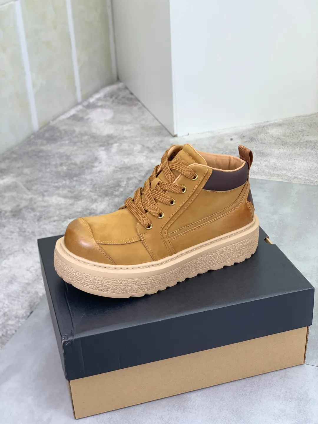 Men's men's shoes 💰P660 New arrival 🆕🆕🆕 IUGGI men's British style high-top large-toe work shoes new American retro genuine leather thick-soled board shoes lace-up mid-top short boots full genuine wool wear-resistant non-slip outsole fashion trend Size: 39-44 two colors